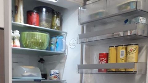 La nevera de Suso Castro, ordenada y con productos de subsistencia: tónicas y pepinillos
