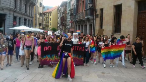 El colectivo LGTBi accede a la plaza del Ayuntamiento de Oviedo durante la marcha reivindicativa del orgullo crítico