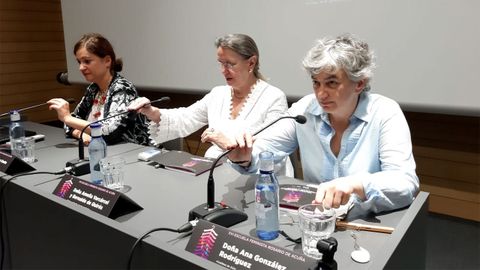 Por la izquierda, Almudena Cueto, Amelia Valcárcel y Ana González, en la apertura de la XVI Escuela de Feminismo Rosario de Acuña
