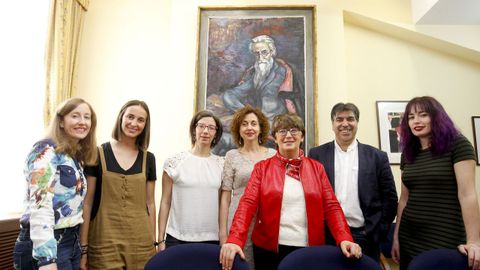 Adriana Abalo, segunda por la izquierda, con otros componentes de la Cátedra Valle-Inclán de la Universidade de Santiago
