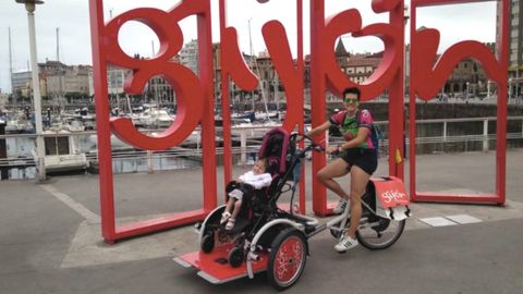 Estbaliz Martn, con su hija Amaia,  en una de las bicicletas adaptadas de Gijn