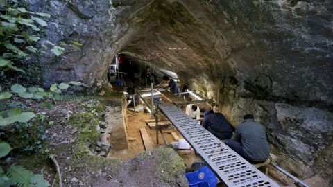 Un aspecto de las excavaciones realizadas en Cova Eirós en la campaña arqueológica del 2018
