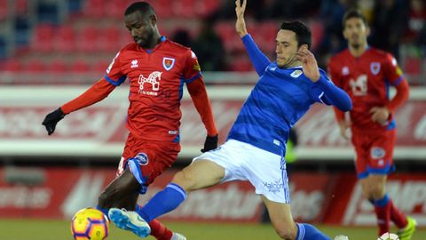 Diamanka y Folch pugnan por un balón en el Numancia-Real Oviedo