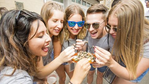 Festa do Percebe, en Corme.El bufé al aire libre ya ha abierto sus puertas. Percebes, pulpo, albariño, almejas... personaliza tu menú y no te pierdas las mil y una fiestas gastronómicas que hay hasta septiembre