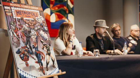 Pepe Caldelas (con sombrero), en la inauguracin de la cmic con de Metrpoli