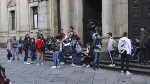 Alumnos a la puerta de la facultad de Medicina antes del primer examen de selectividad de este año