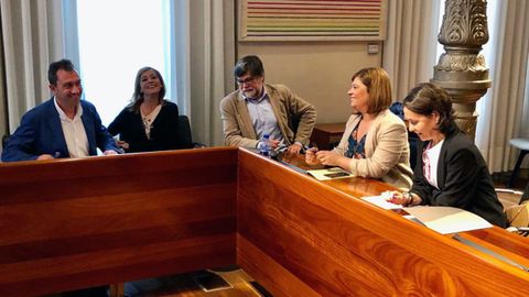 Dolores Carcedo, Gimena Llamedo, Ángela Vallina, Ovidio Zapico, Alberto Tirador.Los equipos negociadores de IU y PSOE en el año 2019.
