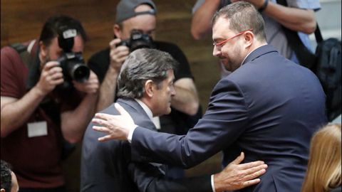 El candidato socialista a la Presidencia del Principado, Adrián Barbón (d), y el presidente en funciones, Javier Fernández (i) tras finalizar la primera sesión del debate de investidura