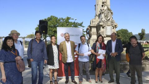 El proyecto se presentó junto a la escultura de la autora en la Alameda compostelana