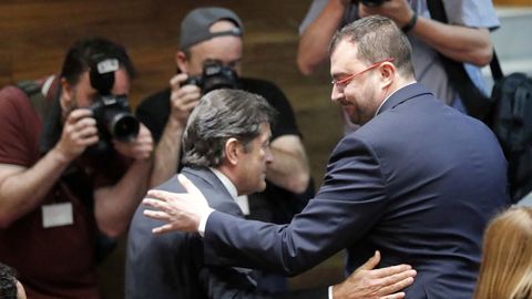 El socialista Adrián Barbón con el ya expresidente Javier Fernández