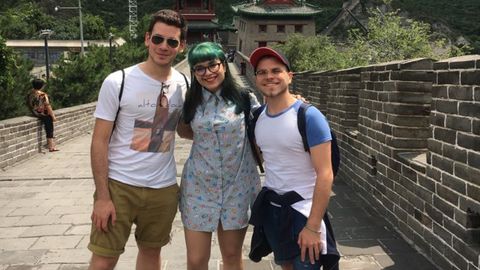 Guillermo, Andrea y Csar posan sonrientes en la muralla china