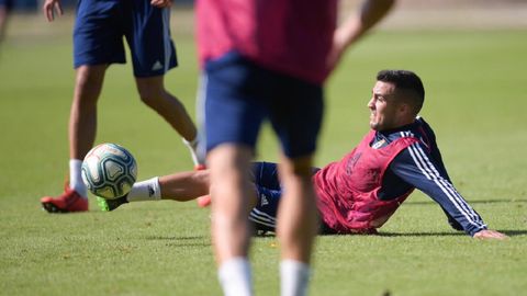 Joselu se tira a por un balón en un entrenamiento