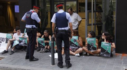Los Mossos desalojaron a una docena de miembros de Arran que se habían encerrado en la sede de Turismo de Barcelona