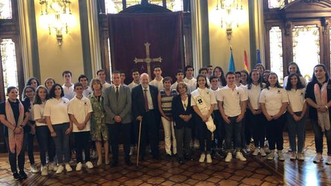 Marcelino Marcos, en el centro, junto al responsable de cultura del Centro Asturiano de México, Aurelio González y los jóvenes mexicanos de ascendencia asturiana que visitan el Principado