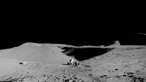 Fotografa de la superficie lunar tomadas por el Apolo 15. En la imagen, el astronauta David R. Scott, comandante de la misin, realizando una tarea en el Vehculo Lunar Roving estacionado en el borde de Hadley Rille
