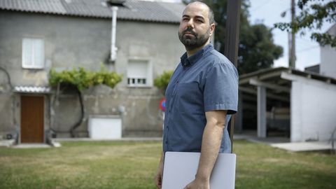Diego trabaja desde su casa en Oleiros