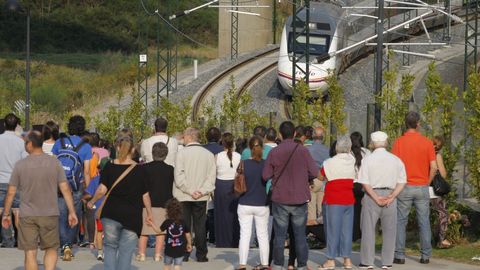 Víctimas y familiares reunidos en Angrois en el primer aniversario de la tragedia ven pasar el tren a la misma hora en que se produjo el descarrilamiento un año antes