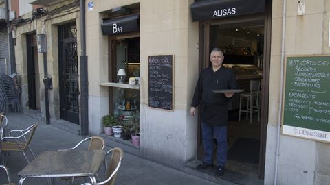 El responsable de la cafetería Alisas en la que desayunan los integrantes de la corporación municipal de Bilbao también es gallego, de Caldas de Reis. El bar está al lado del Ayuntamiento y en frente del paseo de la ría o de la plaza Ernesto Erkoreka