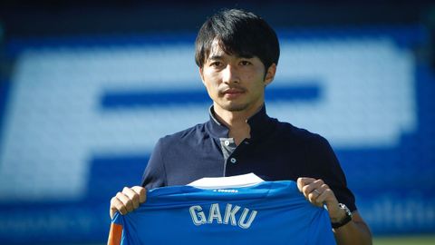 Gaku posa con su nueva camiseta en Riazor