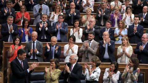 Pedro Snchez es ovacionado por su grupo parlamentario tras su discurso en el Congreso