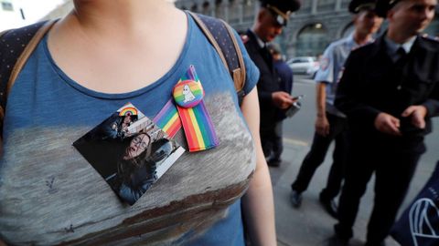 El colectivo LGBT en Rusia, honra la memoria de Yelena Grigrieva