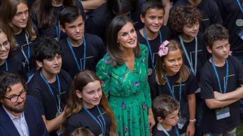 La reina Letizia posa en foto de familia durante su asistencia a la lección magistral que el director de orquesta Aarón Zapico