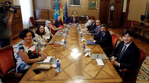 El nuevo ejecutivo asturiano liderado por el presidente del Principado, Adrin Barbn (c), durante su primer consejo de gobierno celebrado este jueves en Junta General del Principado, tras la toma de posesin del cargo de los integrantes del gabinete.