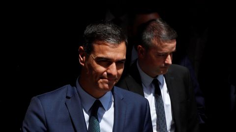 El presidente del Gobierno, Pedro Sánchez, y el que su jefe de Gabinete hasta el pasado sábado, Iván Redondo, salen del Congreso