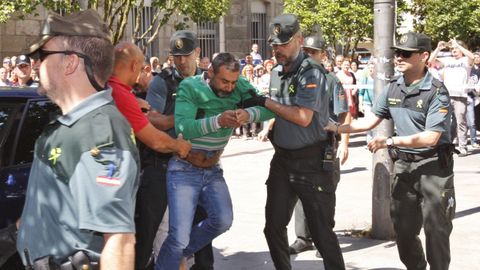 Agentes de la Guardia Civil conducen al parricida de Moraña al juzgado