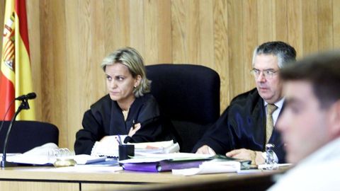 A la izquierda, Dolores Fernández Galiño, a quien el PPdeG propone como Valedora do Pobo, durante un juicio -es magistrada- en 2002