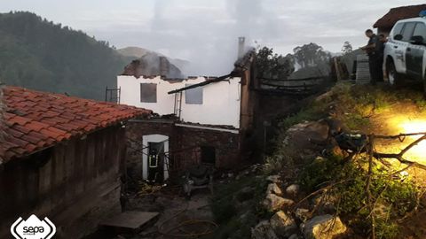 Incendio urbano en Cangas de Ons