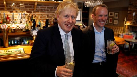 El primer ministro de Reino Unido, Boris Johnson, junto a su recin designado ministro de Exteriores, Dominic Raab, ambos defensores de salir cuanto antes de la Unin Europea 