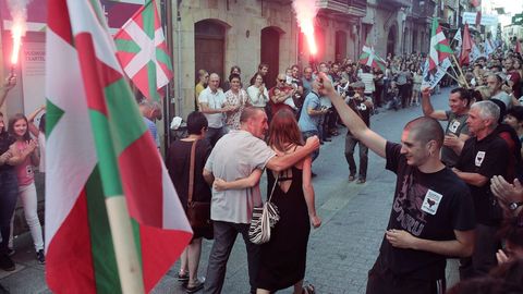 El etarra Xabier Ugarte (en el centro) a su llegada a la localidad guipuzcoana de Oñate. Xabier Ugarte Villar ha salido de la cárcel de Topas (Salamanca) tras cumplir 22 años de condena por varios delitos, entre otros el secuestro del funcionario de prisiones José Antonio Ortega Lara