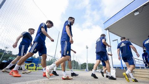 Los jugadores del Real Oviedo retirándose tras el entrenamiento