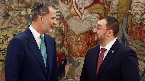 El rey Felipe VI recibe en audiencia al presidente del Principado de Asturias, Adrián Barbón (d), este martes en el Palacio de la Zarzuela