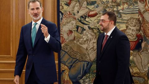 El rey Felipe VI recibe en audiencia al presidente del Principado de Asturias, Adrián Barbón (d), este martes en el Palacio de la Zarzuela