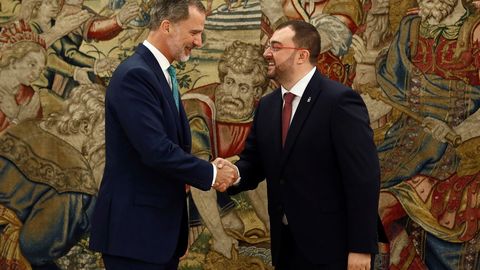 El rey Felipe VI recibe en audiencia al presidente del Principado de Asturias, Adrián Barbón (d), este martes en el Palacio de la Zarzuela
