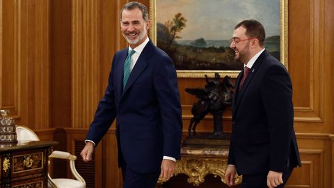 El rey Felipe VI recibe en audiencia al presidente del Principado de Asturias, Adrián Barbón (d), este martes en el Palacio de la Zarzuela