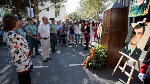 Recuerdo a los ltimos asesinados por los terroristas. Decenas de personas homenajearon  en Palmanova (Mallorca) a Diego Salv y Carlos Senz, los dos ltimos asesinados por ETA en Espaa, que murieron al estallar una bomba lapa en su coche policial el 30 de julio del 2009