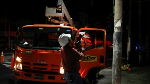Operarios comprueban el tendido electrico despus del seismo en San Salvador 