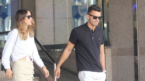 Luis Ruiz, con su pareja, esta mañana en A Coruña a la salida del hotel