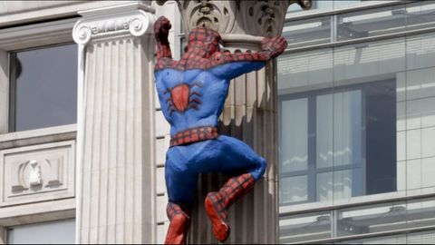 SPIDERMAN ESCALA EL OBELISCO EN LOS CATONES HERCULINOS. SALON DEL COMIC VIÑETAS DESDE EL ATLANTICO