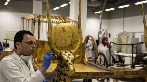Una de las camas funerarias del faraón