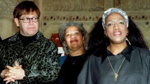 La escritora Toni Morrison, entre la soprano afroamericana Jessye Norman y el cantante britnico Elton John, en un acto pblico en Nueva York en 1996