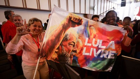Seguidores de Lula exhiben un cartel que pide la libertad para el expresidente brasileño