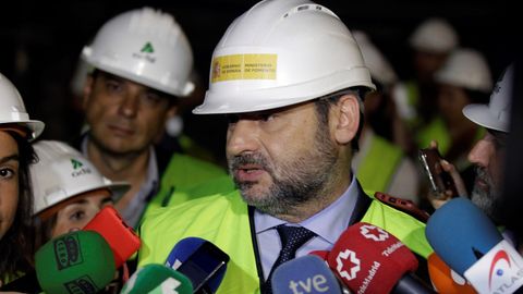 El ministro de Fomento en funciones, José Luis Ábalos, durante su visita este jueves a las obras de la estación de cercanías de Nuevos Ministerios (Madrid)