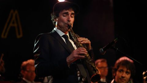 El saxofonista, arreglista y director de la Garufa Blue Devils Big Band, Roberto Somoza, en plena actuación
