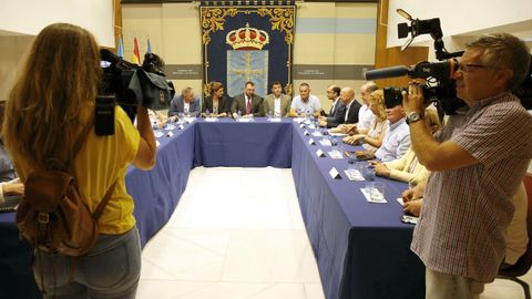 Adrián Barbón, con los alcaldes mineros