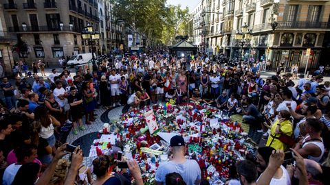 Cientos de ciudadanos se concentraron en Las Ramblas para dejar flores y velas encendidas el día después de los atentados del 17A
