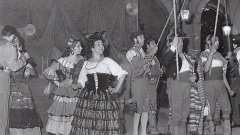 Rivadeneira, interpretando Carmen en la plaza Mayor de Madrid